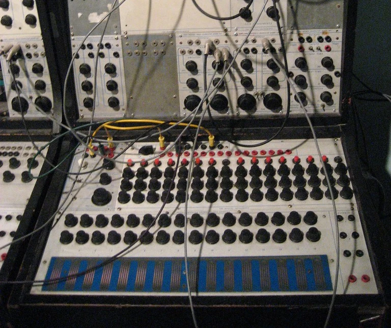 Buchla 100 系列的觸控板與大量跳線特寫