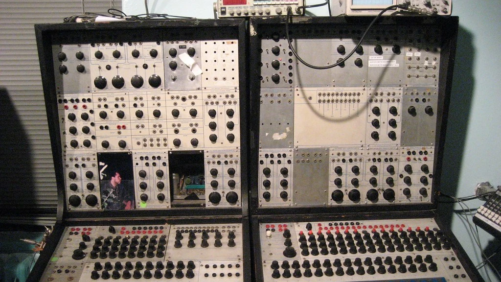 紐約大學收藏的 Buchla 100 系列模組化合成器，上方為模組面板，下方為藍色觸控板